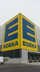 Fassadenbeschriftung eines Hochregallagers von Edeka