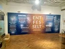 Ausstellungstafel mit den Themen Vernetzung, Menschenrechte, Kolonialmächte, Nationalstaaten, Migration und Massengesellschaft.