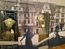 Historische Straßenszene mit Gebäuden, dargestellt  als Textildruck mit eingelassenen Vitrinen