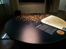 Kreisförmiges interaktives Display, das sich im Innenbereich befindet und Teil der Ausstellung.