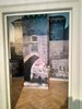 Historisches Stadttor im Vordergrund, schwarz-weiß Fotografie als Wandbild aus Textil.<br />