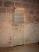 Informationsschild zum Palais (Bocklegeschoss) vor einer historischen Steinmauer auf der Wartburg
