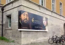 Museumsplakate an Gebäude angebracht.