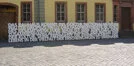 Große weiße Schrift vor einem historischen Gebäude mit Fenstern und Tür, Text über das Bauhaus und Walter Gropius am Goethe Nationalmuseum