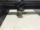 Lasergravurmaschine graviert den Schriftzug 