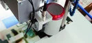 Fräskopf an einer CNC-Maschine, umgeben von Kabeln und Metallteilen