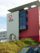 Fassade der Agentur für Arbeit mit Logo auf der Fassade